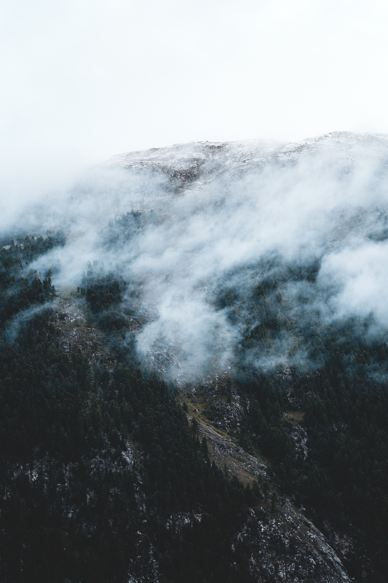 Berg mit Nebel